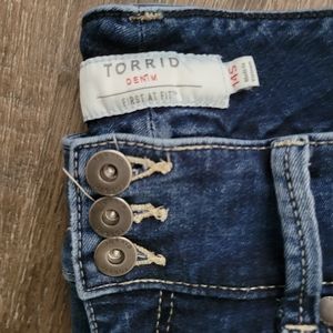EUC Torrid 3 button jegging Med Wash 14s